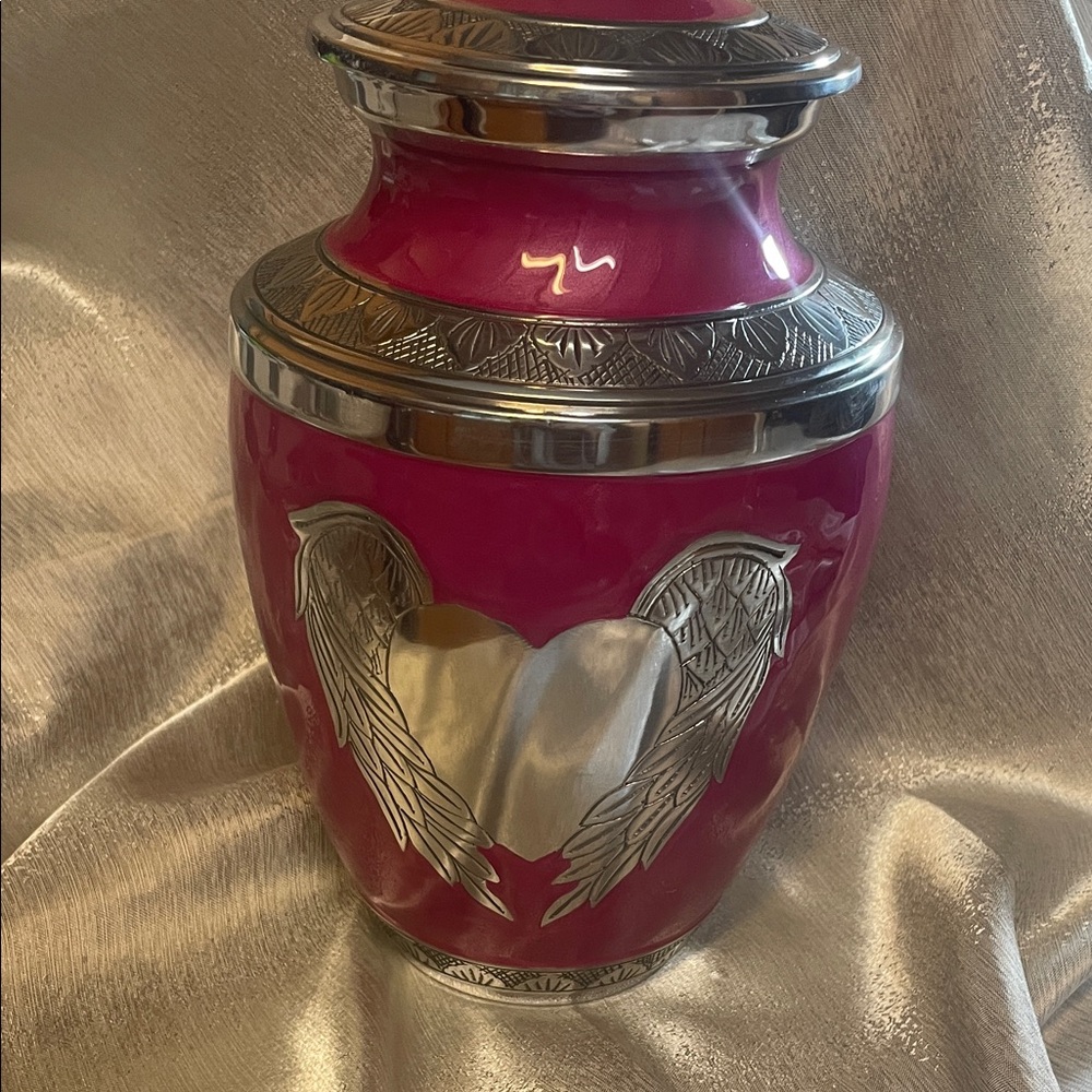 Lg fuschia urn
